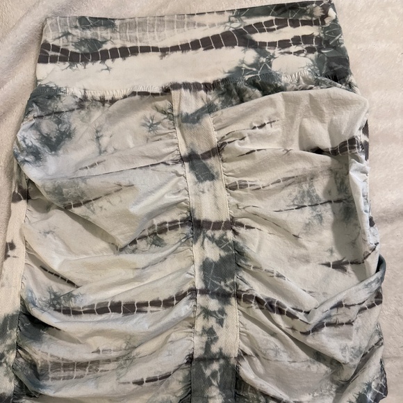 Pull on ruched skirt. Sits right above knee. - Picture 1 of 2